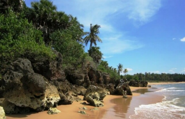 Pantai Karang Tangis