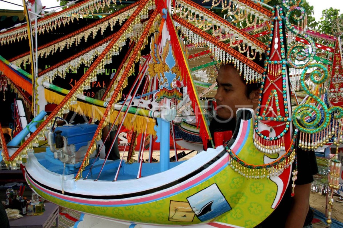 Miniatur Perahu Tradisional Madura